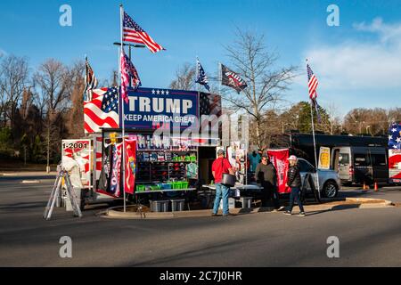 Vendendo vari cimeli di Trump prima del rally della campagna Foto Stock