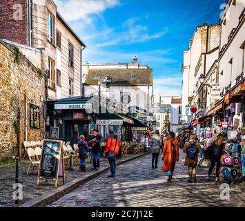 Parigi, Francia, feb 2020, scena urbana vicino al pub irlandese La Virgule nel cuore di Montmartre Foto Stock