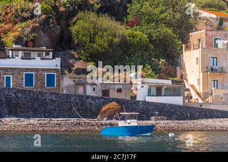 Sicilia - le impressioni soline delle Isole Eolie, dette anche Isole Eolie o Isole Eolie: Lipari, Stromboli, Salina, Vulcano, Panarea, Filicudi e Alicudi. Finestre blu e barca blu, porto di Filicudi. Foto Stock