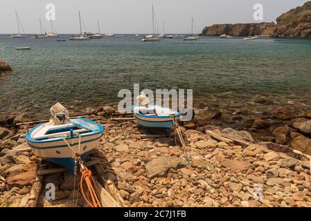 Sicilia - le impressioni soline delle Isole Eolie, dette anche Isole Eolie o Isole Eolie: Lipari, Stromboli, Salina, Vulcano, Panarea, Filicudi e Alicudi. Due barche da pesca nella baia di Zimmari, Panarea. Foto Stock