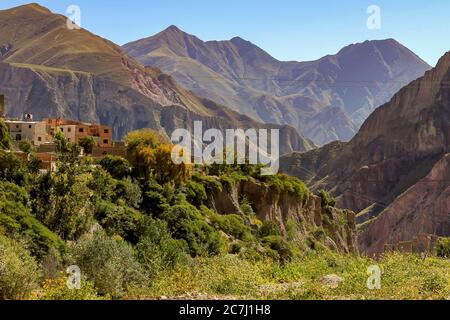 Vista del paesaggio di un piccolo villaggio di Iruya, Argentina, America del sud in una giornata di sole. Foto Stock