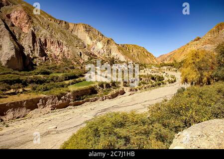 Vista del paesaggio di un piccolo villaggio di Iruya, Argentina, America del sud in una giornata di sole. Foto Stock