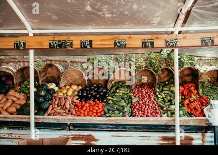 Frutta fresca e verdura stand o il mercato di prodotti su strada a Tampa Florida. Foto Stock