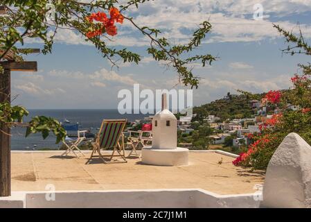 Sicilia - le impressioni soline delle Isole Eolie, dette anche Isole Eolie o Isole Eolie: Lipari, Stromboli, Salina, Vulcano, Panarea, Filicudi e Alicudi. Vista su una terrazza sul tetto per Panarea. Foto Stock