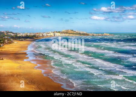 Vieste e Pizzomunno spiaggia vista, Gargano in Puglia, Italia meridionale, Europa. Foto Stock