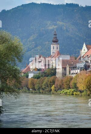 Vista sul fiume Mur e sulla città di Frohnleiten in Austria Foto Stock