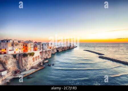 Vieste - splendida cittadina costiera sulle rocce pugliesi. La chiesa di San Francesco di Vieste. Penisola del Gargano, Puglia, Italia meridionale, Europa. Foto Stock