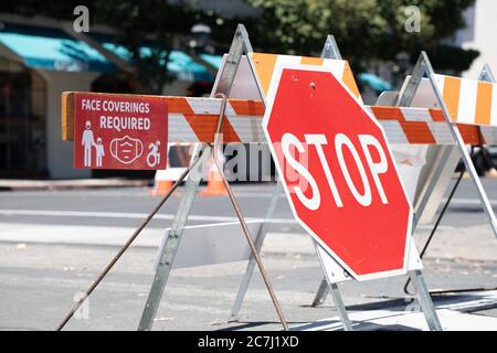 Copertura del viso segnali di avvertimento per maschere facciali sulle strade pubbliche durante COVID 19 Coronavirus Foto Stock