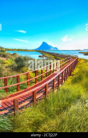 Alba da un passaggio pedonale alla spiaggia di Porto Taverna. Ubicazione: Loiri Porto San Paolo, provincia Olbia Tempio, Sardegna, Italia, Europa Foto Stock