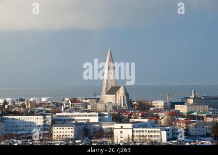 Vista aerea da Perlan alla chiesa di Hallgrimskirkja e al centro di Reykjavik, Islanda Foto Stock
