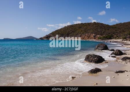 Le persone che nuotano in lontananza dalla spiaggia di Playa Punta Soldado, si affacciano sulle verdi colline e sul Mar dei Caraibi a Culebra, Puerto Rico Foto Stock