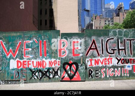 Saremo Aight, Defund NYPD, Invest in Youth dipinto su muro durante Black Lives Matter proteste, Nomad, New York City USA, giugno 2020 Foto Stock