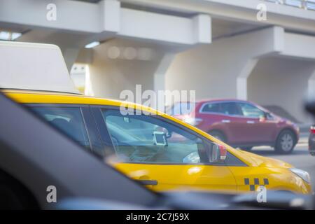 Taxi giallo si muove sulla strada di città Foto Stock