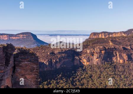 Nuvole di basso livello nella Jamison Valley vicino Katoomba nelle Blue Mountains in Australia Foto Stock