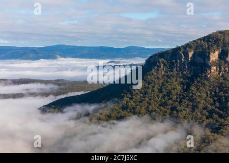 Nuvole di basso livello nella Jamison Valley vicino Katoomba nelle Blue Mountains in Australia Foto Stock