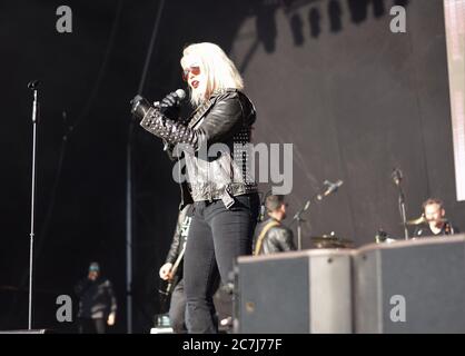 BRISTOL, INGHILTERRA, REGNO UNITO - 03 giugno 2017: Cantante e autore Kim Wilde e artisti di supporto al Let's Rock retro Festival, Bristol, Inghilterra Foto Stock