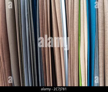 Campione di tessuti di diversi colori in negozio Foto Stock