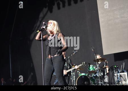 BRISTOL, INGHILTERRA, REGNO UNITO - 03 giugno 2017: Cantante e autore Kim Wilde e artisti di supporto al Let's Rock retro Festival, Bristol, Inghilterra Foto Stock