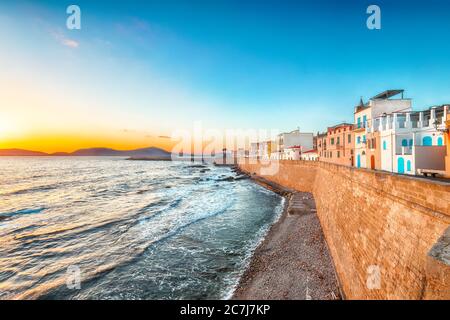 Splendida città serale della parte storica della città di Alghero. Fantastico mare Mediterraneo. Località: Alghero, Provincia di Sassari, Italia, Euro Foto Stock