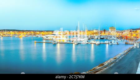 Fantastica vista serale del porto di Alghero. Mare Mediterraneo. Ubicazione: Alghero, Provincia di Sassari, Italia, Europa Foto Stock