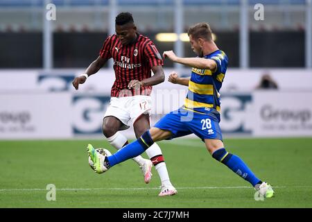 Milano, Italia - 15 luglio 2020: Rafael Leao dell'AC Milan viene sfidato da Riccardo Gagliolo di Parma Calcio durante la Serie A tra AC Milano e Parma Calcio. AC Milan ha vinto 3-1 su Parma Calcio. Credit: Nicolò campo/Alamy Live News Foto Stock