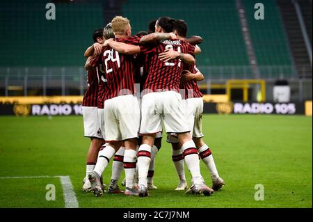 Milano, Italia - 15 luglio 2020: Alessio Romagnoli dell'AC Milan festeggia con i suoi compagni di squadra dopo aver segnato un gol durante la Serie A UNA partita di calcio tra AC Milan e Parma Calcio. AC Milan ha vinto 3-1 su Parma Calcio. Credit: Nicolò campo/Alamy Live News Foto Stock