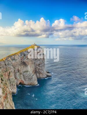 Fantastica vista mattutina sul faro di cacccia cape. Fantastico mare Mediterraneo. Ubicazione: Alghero, Provincia di Sassari, Italia, Europa Foto Stock