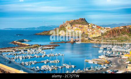 Vista pittoresca sulla città medievale di Castelsardo. Paesaggio urbano del porto di Castelsardo. Ubicazione: Castelsardo, Provincia di Sassari, Italia, Europa Foto Stock