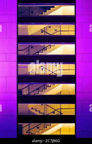 Scala illuminata della proprietà per uffici e affari Inhouse in serata, Germania, Nord Reno-Westfalia, Ruhr Area, Dortmund Foto Stock