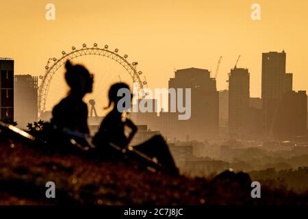 Londra, Regno Unito. 17 luglio 2020. Tempo del Regno Unito: Il tramonto spettacolare e caldo dalla cima del Greenwich Park termina uno dei giorni più caldi finora a luglio. Credit: Guy Corbishley/Alamy Live News Foto Stock