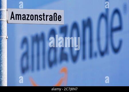 Amazonstrasse, cartello stradale presso il centro logistico, una delle più grandi località della preoccupazione in Europa, Germania, Nord Reno-Westfalia, Ruhr Area, Rheinberg Foto Stock