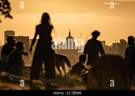 Londra, Regno Unito. 17 luglio 2020. Tempo del Regno Unito: Il tramonto spettacolare e caldo dalla cima del Greenwich Park termina uno dei giorni più caldi finora a luglio. Credit: Guy Corbishley/Alamy Live News Foto Stock