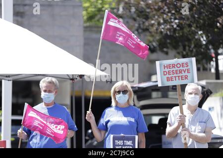 I lavoratori di prima linea del settore sanitario sono visti protestare contro Bill 195 nel corso della crisi di Covid-19 Foto Stock