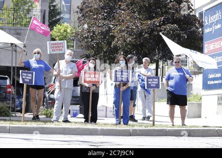 Gli operatori sanitari si trovano di fronte all'ospedale St. Joseph per protestare contro Bill 195 Foto Stock