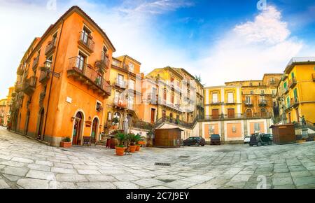 Panorama della piazza centrale del villaggio di montagna Novara di Sicilia, Sicilia, Italia Foto Stock