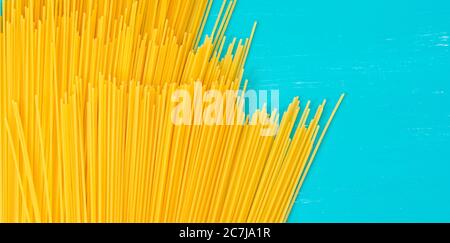 Spaghetti crudi giacenti sul tavolo in più strati in formato orizzontale Foto Stock