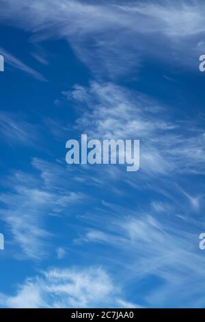 Sfondo con nuvole di circo su un cielo blu, formato verticale Foto Stock