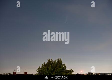 Wimbledon, Londra, Regno Unito. 17 luglio 2020. Cometa C/2020 F3 Neoswise, sopra Wimbledon Hill, è ora visibile come una cometa serale nel cielo nord-ovest sopra Londra dopo il tramonto, e può essere visto spostandosi verso nord-est fino all'alba. Credit: Malcolm Park/Alamy Live News. Foto Stock