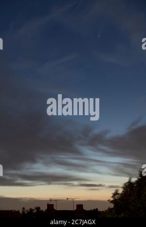 Wimbledon, Londra, Regno Unito. 17 luglio 2020. Cometa C/2020 F3 Neoswise, visto sopra i tetti della casa, è ora visibile come una cometa serale nel cielo nord-ovest sopra Londra dopo il tramonto, e può essere visto muoversi verso nord-est fino all'alba. Credit: Malcolm Park/Alamy Live News. Foto Stock