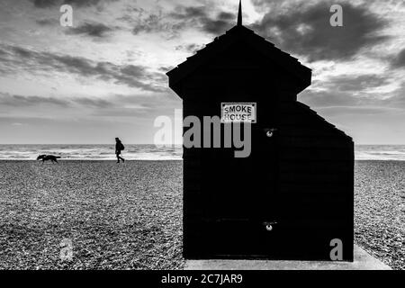 Una Casa di fumo di legno sulla spiaggia di Brighton, Brighton, Sussex, Regno Unito Foto Stock