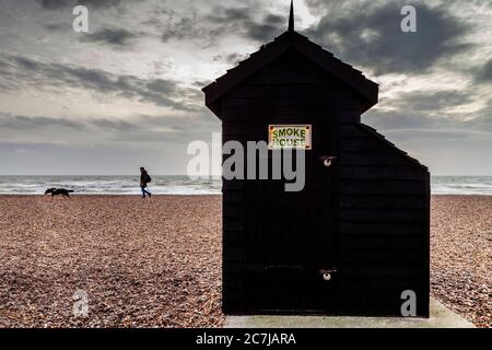 Una Casa di fumo di legno sulla spiaggia di Brighton, Brighton, Sussex, Regno Unito Foto Stock