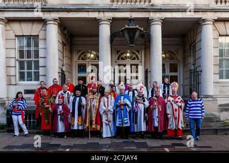 I rappresentanti di ciascuna delle sei Società Bonfire di Lewes fanno una foto di gruppo fuori dal Crown Court Building, Lewes, East Sussex, Regno Unito Foto Stock