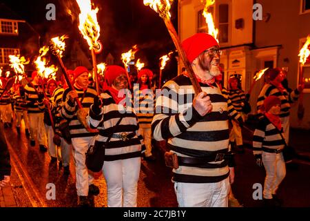 La gente locale partecipa A UNA Processione di Via Torchlight durante le celebrazioni della notte di Bonfire (notte di Guy Fawkes), Lewes, Sussex orientale, Regno Unito Foto Stock