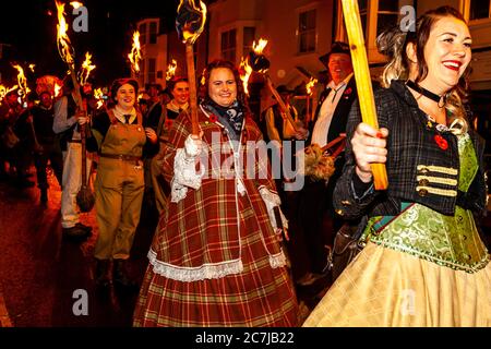 La gente locale in Costume partecipa A UNA Processione di Via della torcia durante le celebrazioni della notte del Bonfire (notte dei Guy Fawkes), Lewes, Sussex orientale, Regno Unito Foto Stock