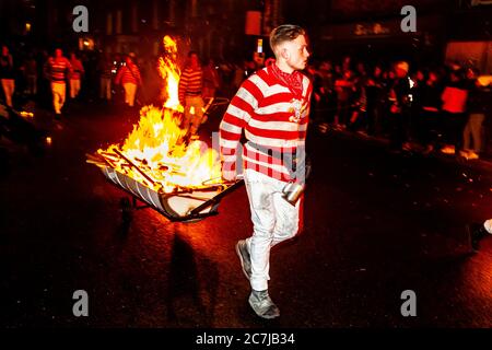 Festa della notte del falò (Guy Fawkes Night), Lewes, Sussex orientale, Regno Unito Foto Stock