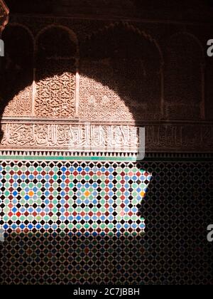 Immagine verticale di una parete della cattedrale con interessanti incisioni e. modelli Foto Stock