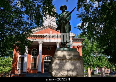 STATI UNITI - 17 luglio 2020 - la statua di Leesburg, eretta nel 1908 durante il periodo delle leggi di Jim Crow, si trova di fronte al tribunale della contea di Loudoun. Foto Stock