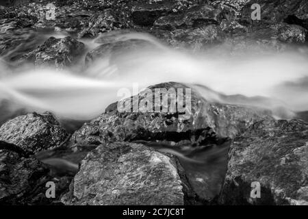 Scala di grigi di una piccola cascata nel parco di Maksimir a Zagabria, Croazia Foto Stock