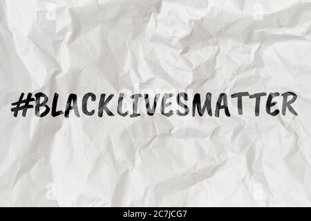 Hashtag nero vive materia su carta stropicciata. Foto Stock