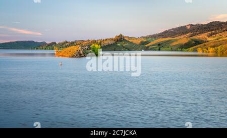 Horsetooth Reservoir nel nord del Colorado, una popolare destinazione per le attività nautiche e ricreative nell'area di Fort Collins, scenario estivo mattutino Foto Stock